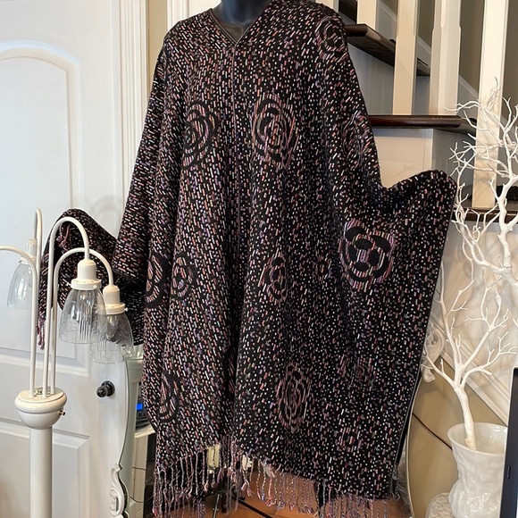 Stunningly Soft Cape Wrap Poncho The Flowers are Embedded with Woven Colours - Picture 11 of 12